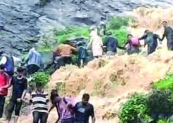 ten youth stuck anjeri nashik due to heavy rain