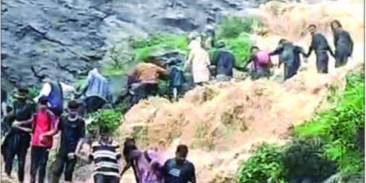 ten youth stuck anjeri nashik due to heavy rain