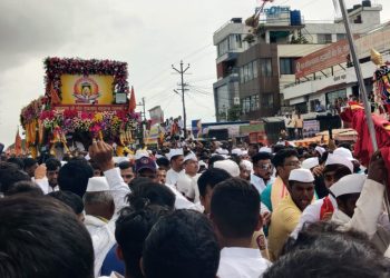 Uruli kanchan Villagers stops sant tukaram