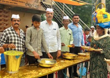 Kasturi Prathisthan serve food to varkari in palkhi procession uruli kanchan pune