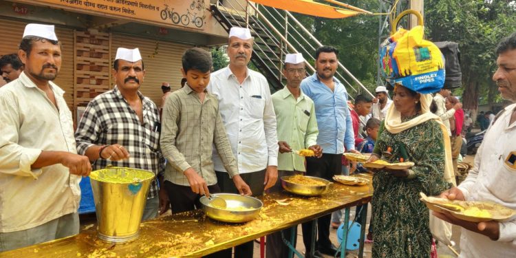 Kasturi Prathisthan serve food to varkari in palkhi procession uruli kanchan pune