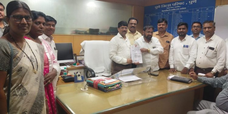 shikshak mahasangh gives letter to ZP education officer for pending issues of teachers