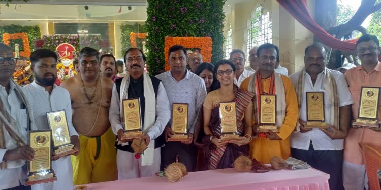 samaratha Puraskar distributed in duand pune