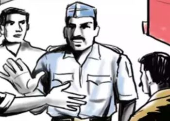 Man arrested for beating traffic police in handewadi pune