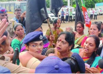 BJP workers show black flag to Ajit pawar in Junnar Pune