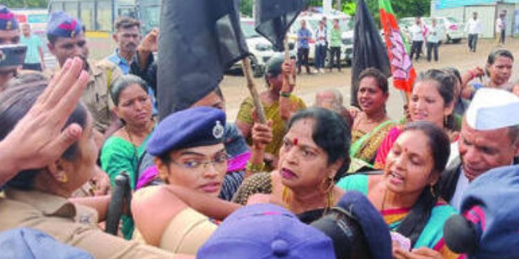 BJP workers show black flag to Ajit pawar in Junnar Pune