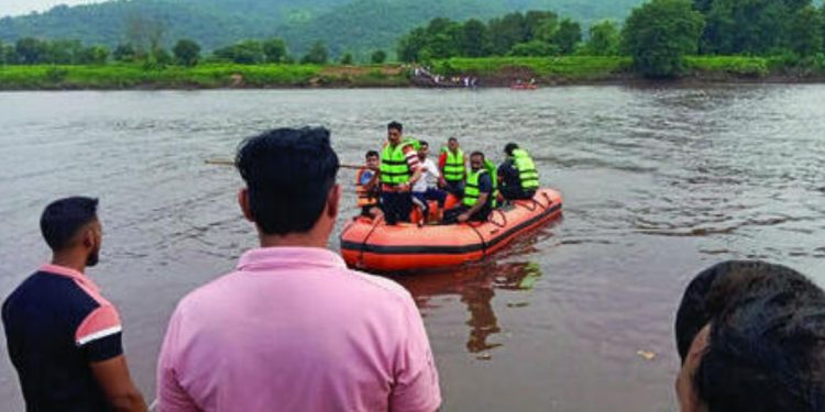 Three drowned in savitri river mahad raigad