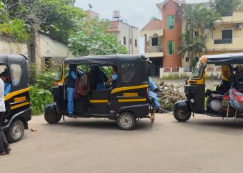 Student travels dangerously for school in autorickshaw ands bus east haveli pune