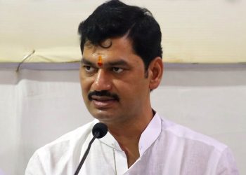 Distribute financial aid to farmers for last year kharip season says dhanjay munde