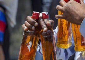 six places serving liquor on dry day in loni kalbhor kadamwak vasti and kunjirwadi pune