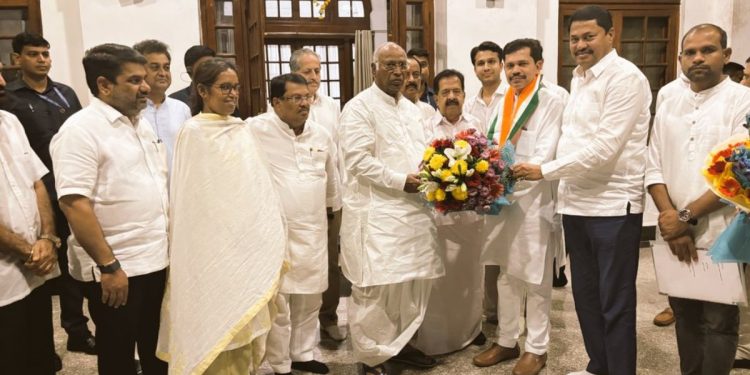 Ex MLA Kapil Patil and his samajwadi ganrajya party merged in congress