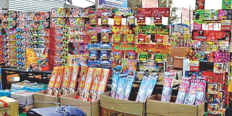 pune police collecting 5 to 10 thousand from firecracker stall owner in pune