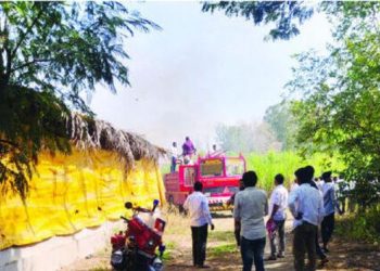 15 acres suagarcane farm caught with fire in malegaon pune