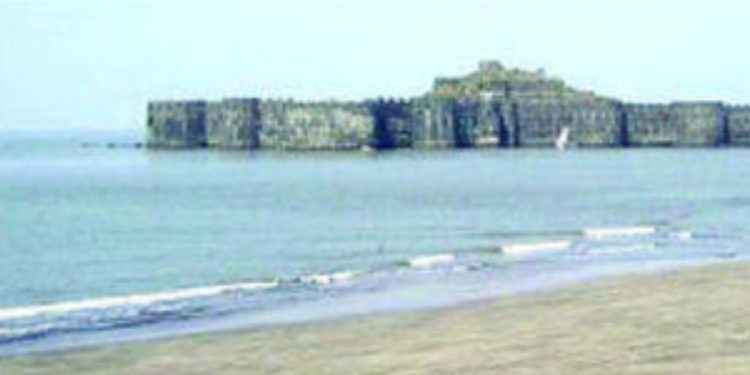 no crowd at murud beach on voting day