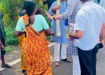 Independent candidate pravin mane helps injured people in accident