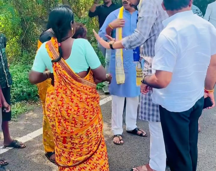 Independent candidate pravin mane helps injured people in accident
