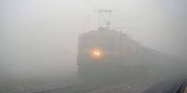 Foggy weather causes delay express and local train in mumbai