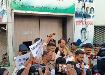 Mumbai BJP Yuva Morcha Attacks Congress Office At Azad Maidan; Police Lathi-Charge To Disperse Protestors