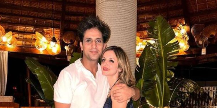 Hrithik Roshan joins ex-wife Sussanne Khan in wishing her boyfriend Arslan Goni on birthday