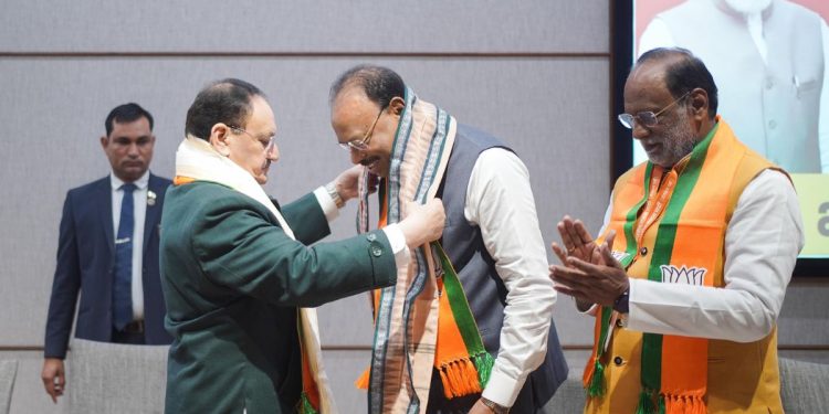 chandrashekhar bawankule felicitated by BJP president Nadda