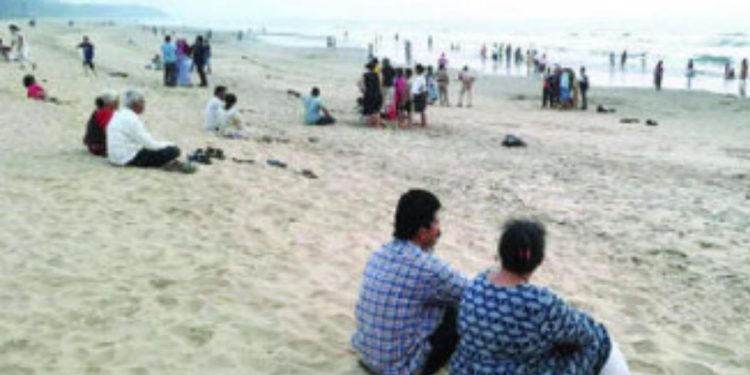 Lakh of people on kokan beach for new year celebration