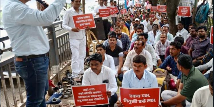 Pavitra portal selected student agitation in front education commissioner office pune