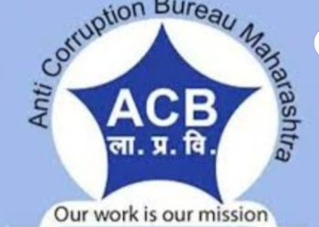 Traffic police caught for taking bribe in solapur