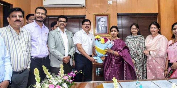 Madhuri Misal takes charge of state ministry