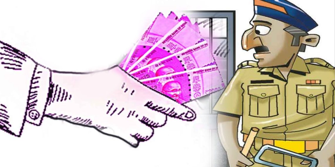 Police caught red hand while taking bribe solapur