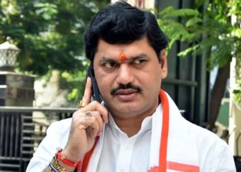 CM Fadnavis asked dhanjay munde to present resignation mumbai