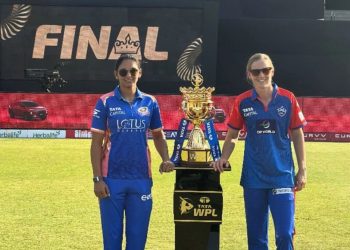 Charani comes in for Sadhu as DC bowl