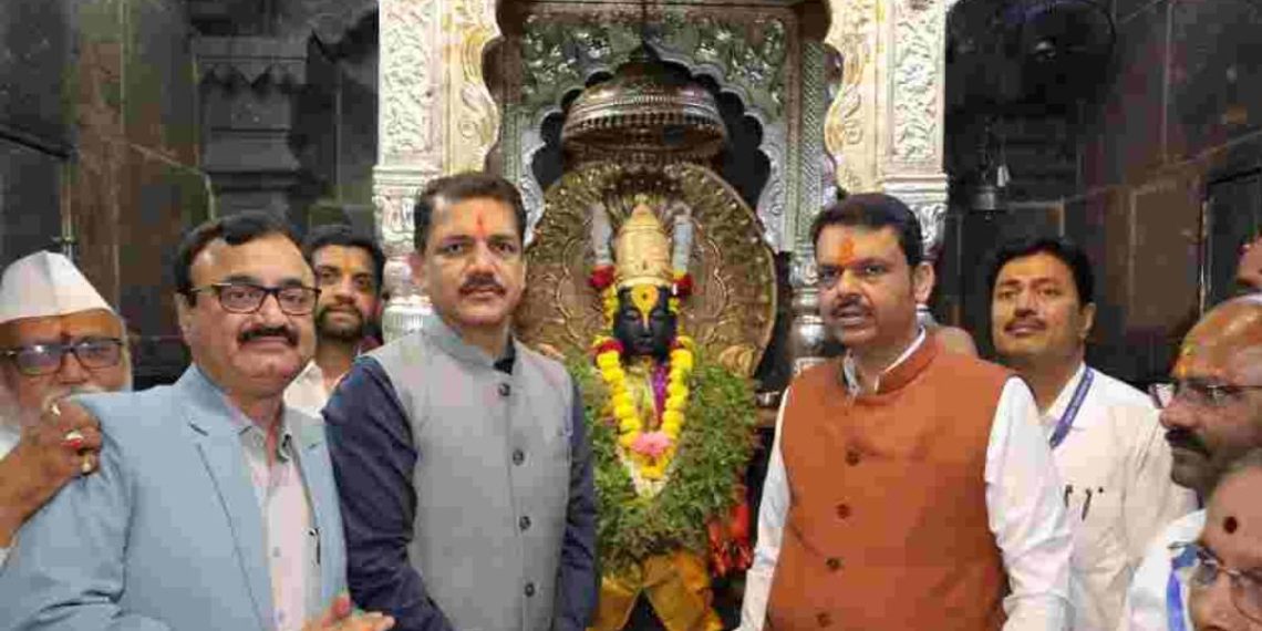 Devendra Fadnavis takes blessing of shri viththal rukmini in pandharpur Solapur
