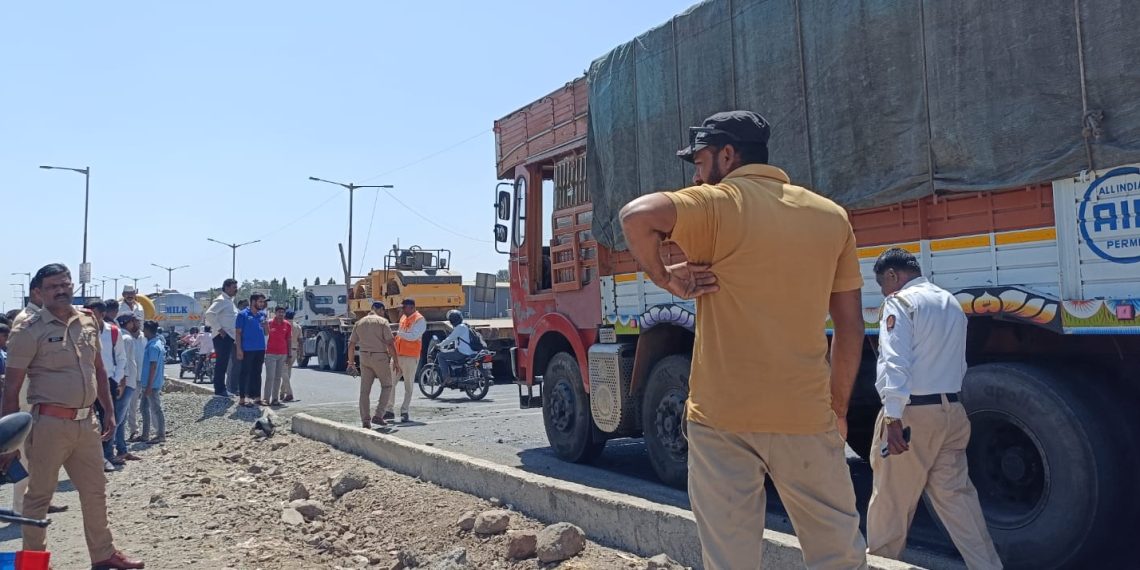 one died and two injured in accident in velu bhor Pune