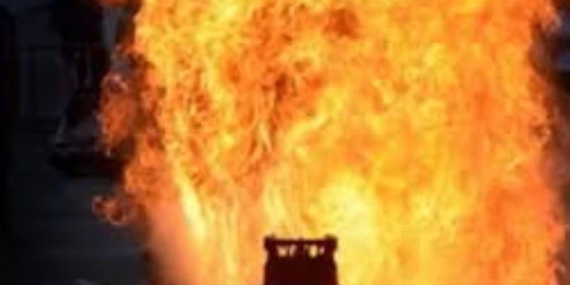 man died in cylinder blast in dhankawadi Pune