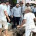 prisoners repairs potholes in solapur