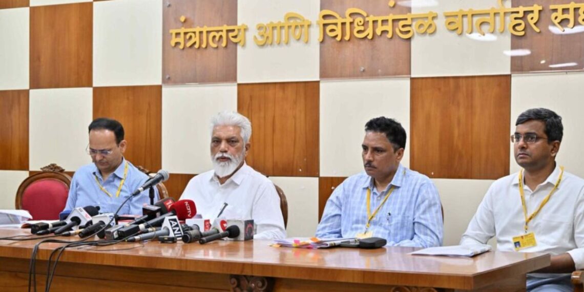 hindi language not compulsory from first says minister dada bhuse