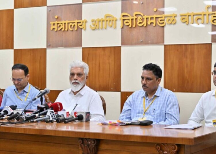 hindi language not compulsory from first says minister dada bhuse