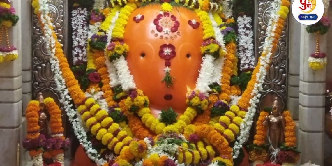 Crowd of devotees gather to visit Chintamani at Theur.