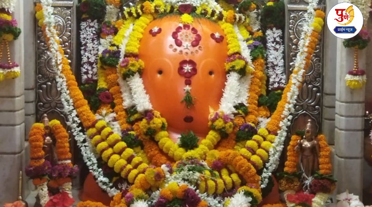 Crowd of devotees gather to visit Chintamani at Theur.