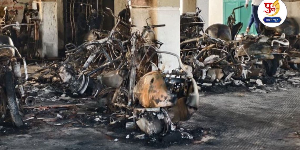 Daund News: Unknown person sets fire to parking lot in Lingali, Daund taluka; 18 vehicles including cars gutted in fire..