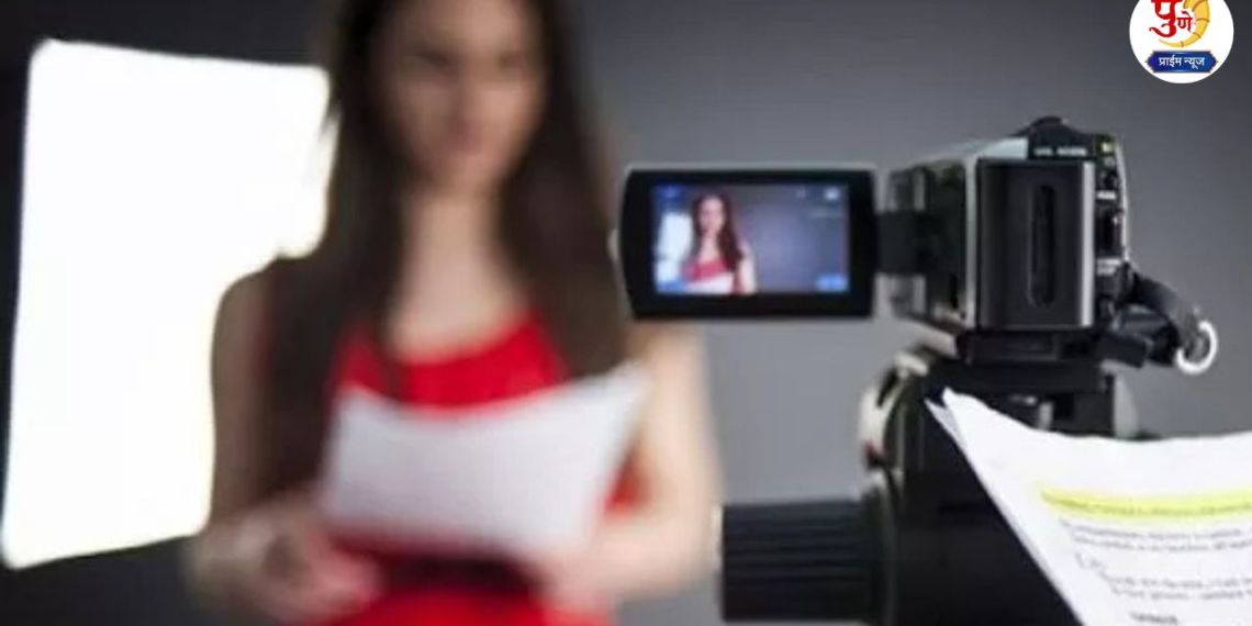 Mumbai Crime: चित्रपट आणि वेब सिरीजमध्ये काम मिळवून देण्याचे आमिष दाखवून मुंबईतील अनेक तरुणींची फसवणूक झाल्याचा एक नवा प्रकार समोर आला आहे. एका अज्ञात व्यक्तीने स्वतःची ओळख प्रसिद्ध चित्रपट निर्माता विकास बहल अशी सांगून इन्स्टाग्रामवर अकाउंट तयार केले. ऑडिशनच्या नावाखाली त्याने तरुणींना बिकिनी आणि अर्धनग्न अवस्थेतील खासगी फोटो मागितले, तसेच त्यांच्याकडून पैसे उकळले आणि नंतर संपर्क तोडला. याप्रकरणी खार पोलिसांनी गुन्हा दाखल करून तपास सुरू केला आहे. (Marathi latest Crime news)