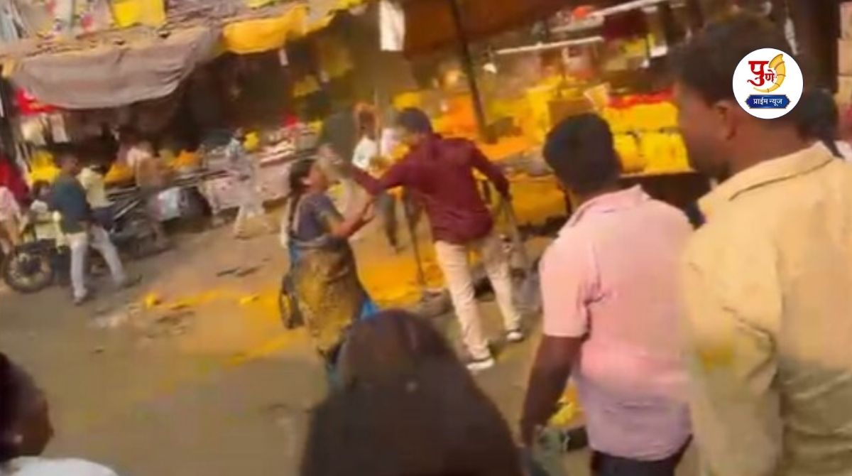Jejuri News: Jejuri shaken! Devotees attacked with sticks over minor dispute; Women and children run wild, watch video