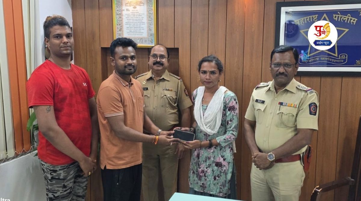 Loni Kalbhor News: A bright example of honesty from a transgender person from Loni Kalbhor; An expensive ‘One Plus’ phone was handed over to its original owner with the help of the police